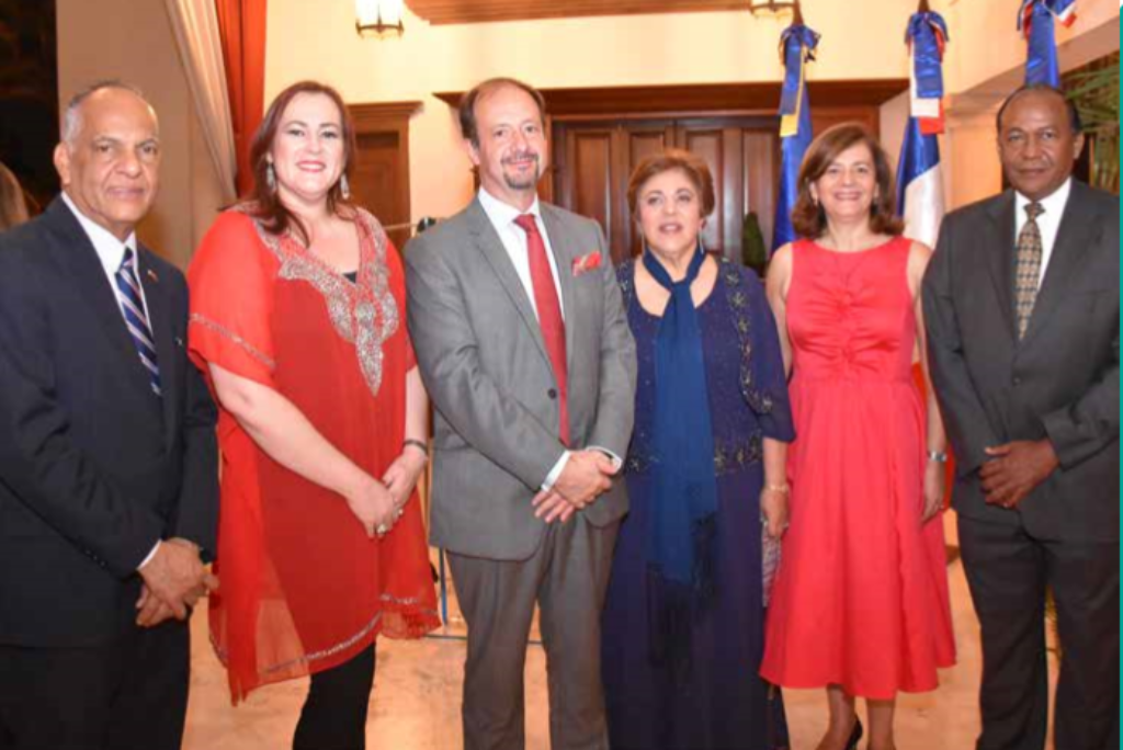 Magaly Caram es condecorada por el gobierno francés