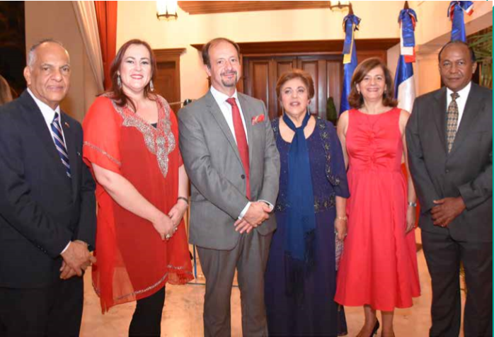 Magaly Caram es condecorada por el gobierno francés