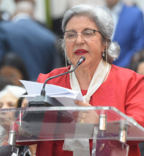 Ministerio de la Mujer reconoce a Vivian Brache con medalla al mérito 2021