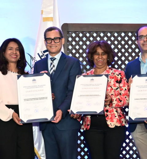 Boletín InformaCom mayo-agosto:  Embajadora de Cánada visita clínica Profamilia