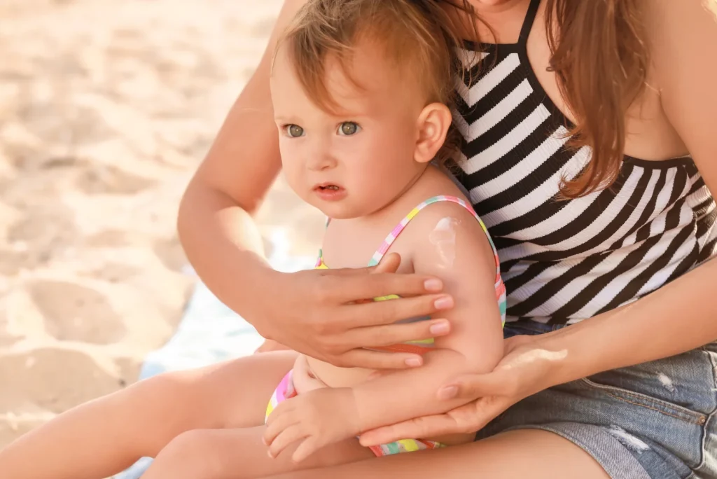 Recomendaciones pediátricas antes de llevar el bebe a la playa o piscina en esta Semana Santa.