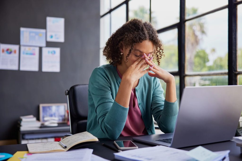 Renuncia emocional en el trabajo: impacto en la salud psicológica y el compromiso laboral